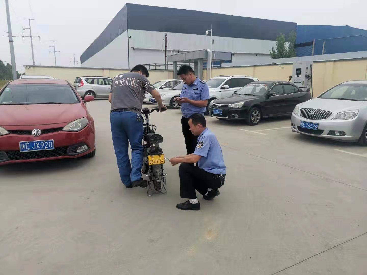 我為群眾辦實(shí)事︱太貼心了！公司門口就可以辦理電動(dòng)車上牌
